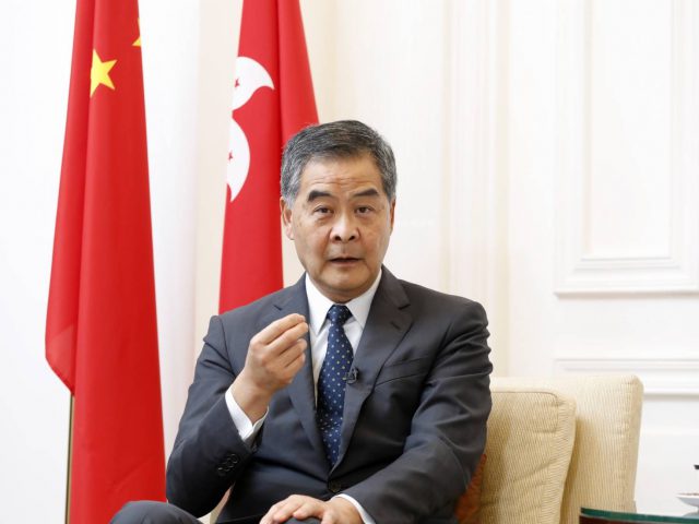 梁振英